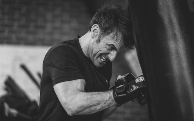 에마뉘엘 마크롱 프랑스 대통령이 입을 악문 채 권투 연습을 하고 있다. 20일 마크롱 대통령의 전속 사진사 소아지그 드 라 므와소니에가 사회관계망서비스(SNS)에 공개한 사진이다. SNS 캡처