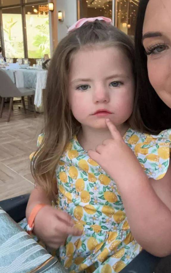 이바 해들리(4)는 웃지도, 찡그리지도, 눈썹을 올리거나 눈을 깜빡이지도 못하는 ‘뫼비우스 증후군’을 앓고 있다./사진=뉴욕 포스트