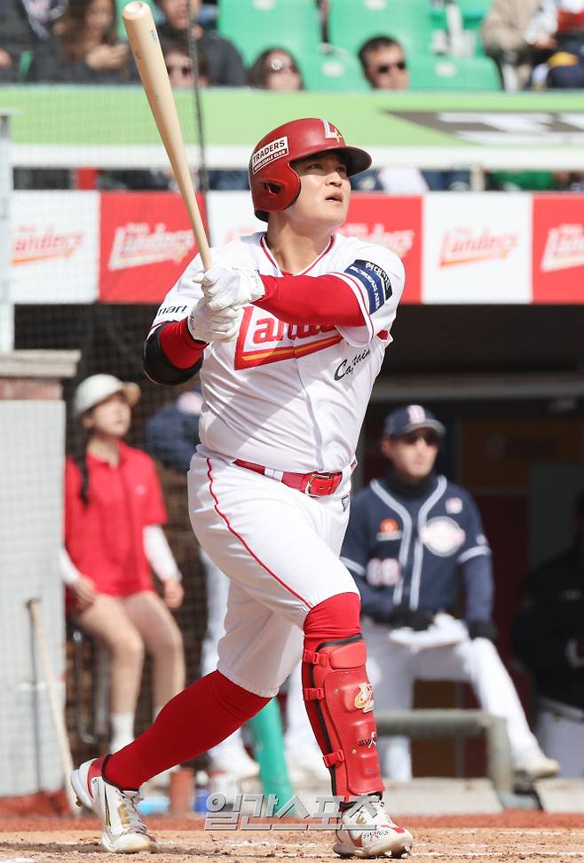 2024 프로야구 SSG 랜더스와 두산 베어스의 시범경기가 17일 오후 인천 SSG랜더스필드에서 열렸다. 6회말 무사 추신수가 솔로홈런을 치고 있다. 인천=김민규 기자 mgkim1@edaily.co.kr /2024.03.17/