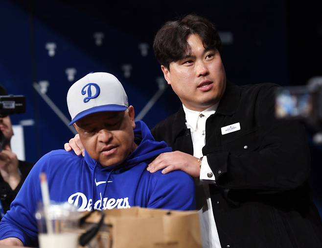 한국에서 사상 최초로 열리는 미국프로야구 메이저리그(MLB) 정규시즌 개막전인 LA다저스와 샌디에이고 파드리스경기가 20일 오후 서울 고척스카이돔에서 열렸다. 경기 전 LA 로버츠 감독이 더그아웃을 방문한 류현진과 기뻐 하고 있다. 고척돔=정시종 기자