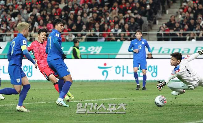 손흥민이 21일 오후 서울 마포구 서울월드컵경기장에서 진행된 대한민국과 태국의 2026 북중미 월드컵 아시아지역 2차 예선에서 전반 선제골을 넣고 있다. 상암=김민규 기자 mgkim1@edaily.co.kr /2024.03.21/