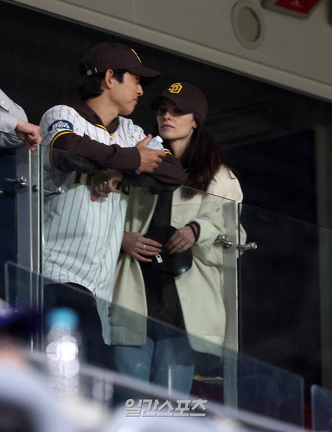 21일 서울 구로구 고척스카이돔에서 열린 2024 미국 메이저리그(MLB) 월드투어 서울시리즈 공식 개막전 샌디에이고 파드리스와 LA 다저스의 2차전 경기, 배우 송중기 부부가 경기를 관전하고 있다. 2024.3.21 [공동취재] 사진제공=연합뉴스