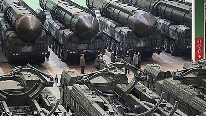 북한의 신형 고체연료 ICBM '화성-18형' 발사대 차량 공장 [자료사진 제공 : 연합뉴스]