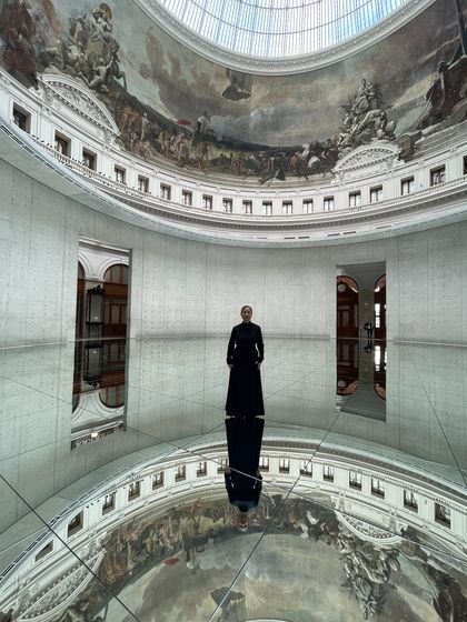 파리 ‘피노 컬렉션 미술관’(BdC)에서 유리 돔 천장의 원형 공간을 거울로 뒤덮는 작업을 선보인 김수자 작가. 이은주 문화선임기자