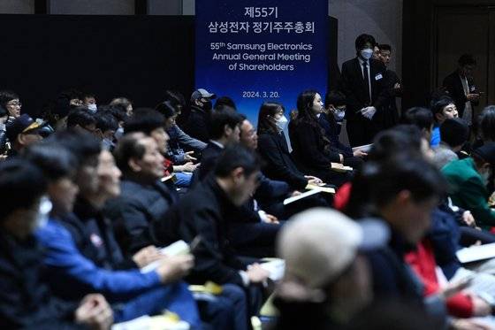 20일 경기 수원시 수원컨벤션센터에서 열린 삼성전자 제55기 정기 주주총회에서 주주들이 한종희 삼성전자 부회장의 발언을 듣고 있다. [뉴시스]