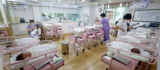 지난 2월 28일 오후 서울 시내 한 산후조리원 신생아실에서 간호사 등 관계자들이 신생아들을 돌보고 있다. 연합뉴스
