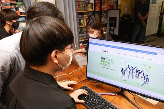 서울 은평구 꿈꾸는 다락방에서 학생들이 서울형 교육 플랫폼 서울런을 체험하고 있다. [뉴스1]