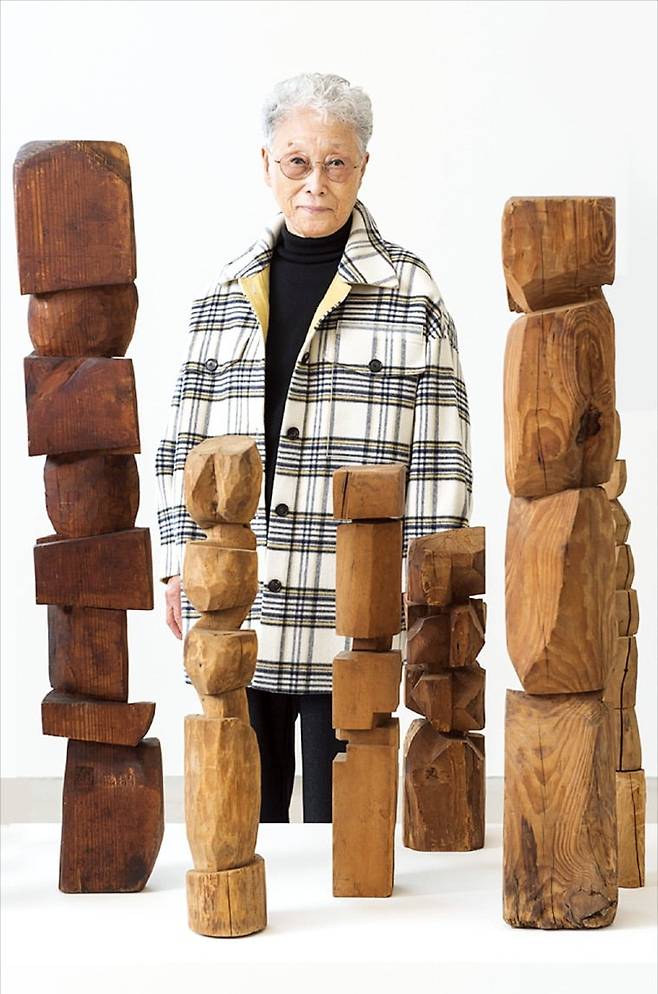 김윤신 조각가가 1970년대에 제작한 ‘기원 쌓기’ 연작을 소개하고 있다. /국제갤러리 제공