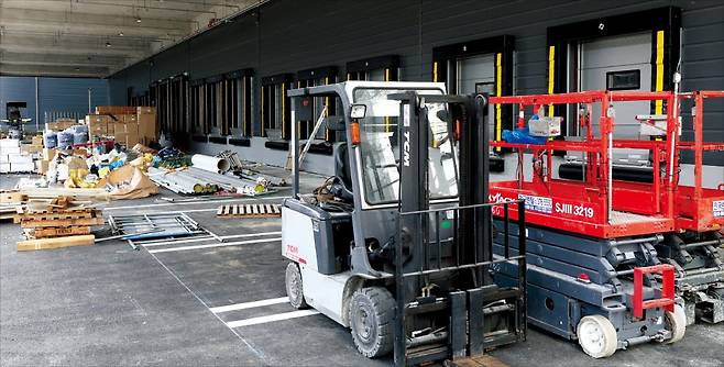 건설 지연으로 부동산신탁사에 책임준공 확약 위반 첫 손해배상청구소송이 제기된 인천 서구 원창동 냉동물류센터 공사 현장에 21일 자재가 어지럽게 널려 있다.  이솔 기자