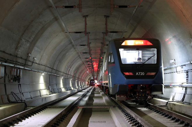 수도권광역급행철도(GTX)-A 열차가 지난 20일 수서~동탄 구간을 시운전하고 있다. 국가철도공단 제공
