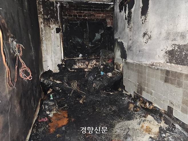 21일 서울 중구 후암로의 쪽방촌의 한 방이 전날 발생한 화재로 검게 그을린 채 방치돼 있다. 오동욱 기자