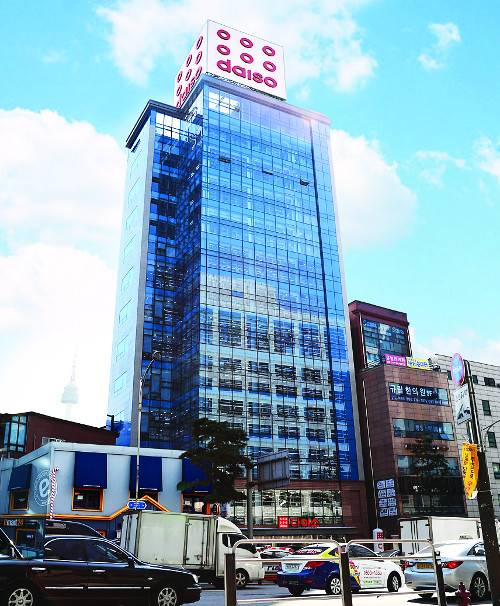 다이소의 인기는 외국인 관광객에게까지 통하고 있다. 서울 중구 명동에 지난해 초 들어선 12층 규모의 다이소 명동점은 국내외 관광객들의 필수 관광코스로 떠올랐다. 다이소 제공