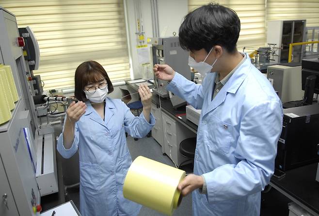 코오롱인더스트리 연구원이 아라미드 섬유 제품을 살펴보고 있다. 코오롱