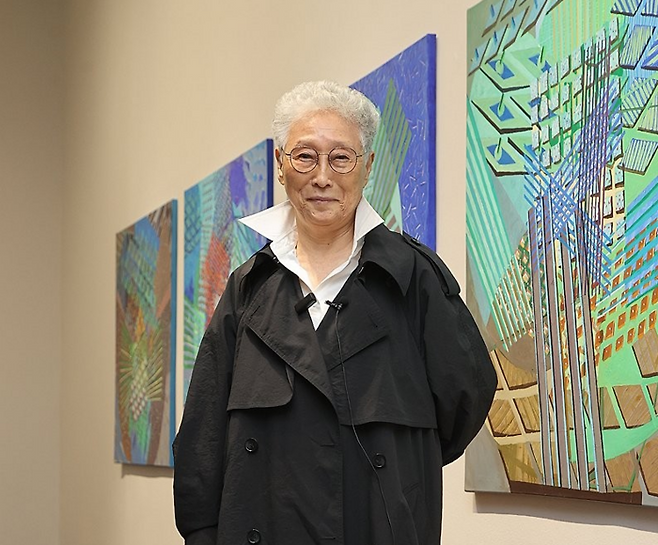 1세대 여성 조각가인 김윤신 작가(88)가 개인전이 열리는 서울 종로구 국제갤러리 전시장에서 포즈를 취하고 있다. 연합뉴스