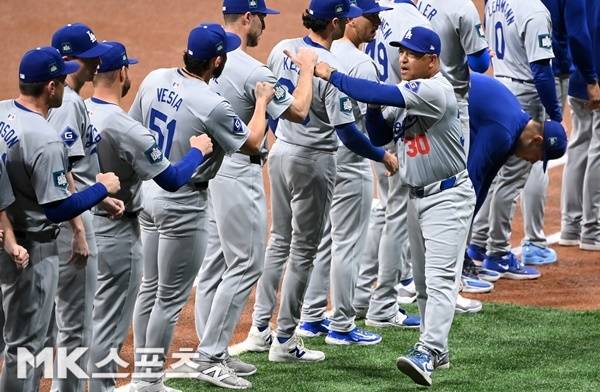 선수단 소개때 다저스 로버츠 감독이 입장하고 있다. 사진(서울 고척)=천정환 기자