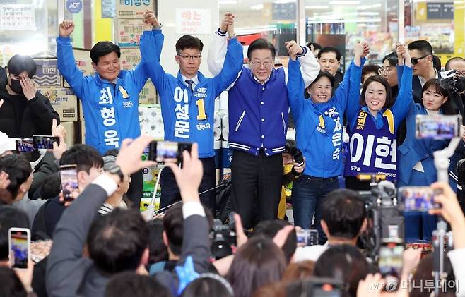 [부산=뉴시스] 하경민 기자 = 이재명 더불어민주당 대표가 15일 부산 부산진구 당감새시장을 방문, 지역 총선 후보들과 시민들에게 인사하며 지지를 호소하고 있다. 2024.03.15. yulnetphoto@newsis.com /사진=하경민