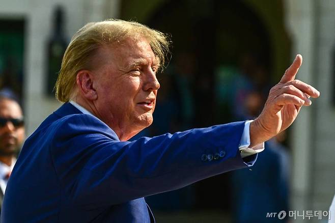 (팜비치 AFP=뉴스1) 우동명 기자 = 도널드 트럼프 전 미국 대통령이 19일 (현지시간) 플로리다주 팜비치에 있는 프라이머리 투표소에 도착하고 있다. 2024. 3. 20  ⓒ AFP=뉴스1  Copyright (C) 뉴스1. All rights reserved. 무단 전재 및 재배포,  AI학습 이용 금지. /사진=(팜비치 AFP=뉴스1) 우동명 기자