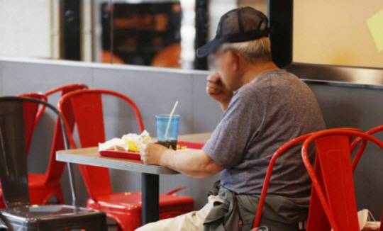 한 어르신이 서울 시내 한 패스트푸드점에서 식사하고 있다. 연합뉴스