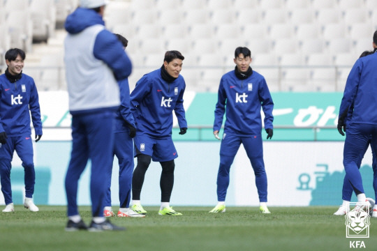 주민규(가운데)와 손흥민(오른쪽). 대한축구협회 제공