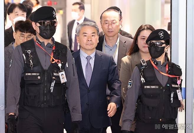 이종섭 주호주대사가 21일 오전 인천국제공항 제1여객터미널을 통해 귀국하며 취재진의 질문에 답하고 있다. 영종도=이상섭 시자