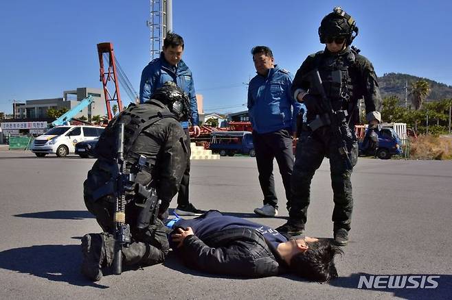 [제주=뉴시스] 서귀포해양경찰서가 21일 오전 서귀포시 화순항에서 서귀포해양경찰서, 해군 제주기지전대, 제주해안경비단, 해병9여단, 서귀포시청 등과 합동 방호 훈련을 전개하고 있다. (사진=서귀포해양경찰서 제공) 2024.03.21. photo@newsis.com