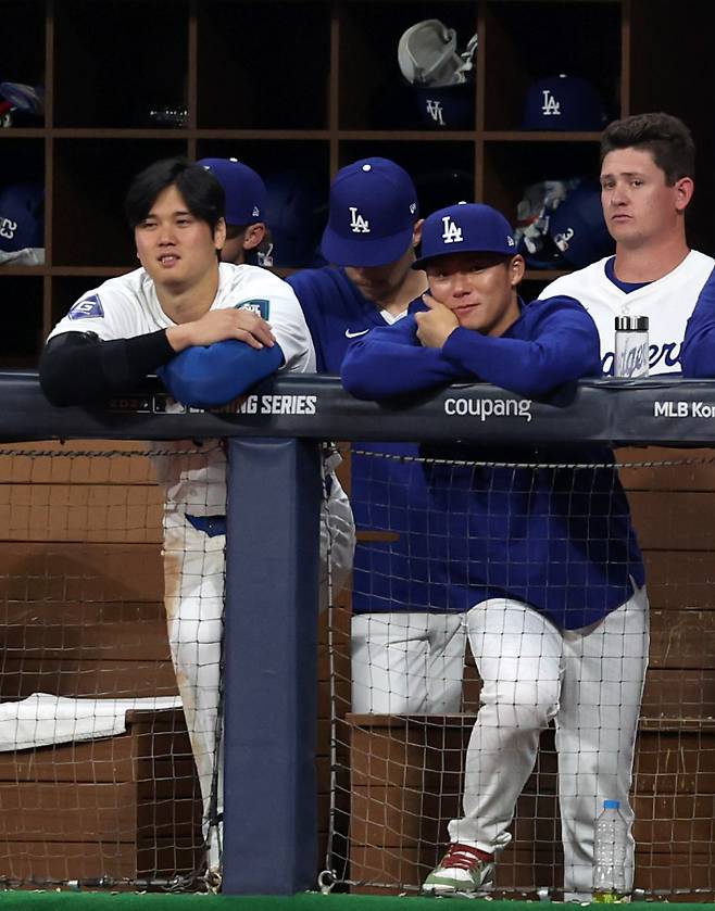 오타니 쇼헤이와 경기를 지켜보는 야마모토 요시노부. 연합뉴스