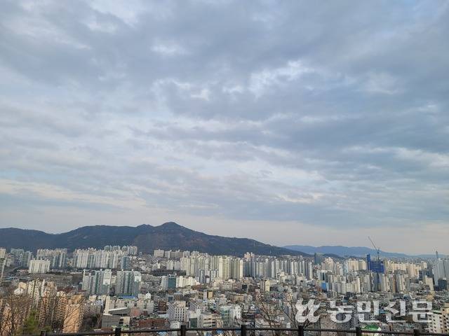 서울 동대문구 배봉산에서 내려다본 모습. 구름이 짙게 끼어 있다..