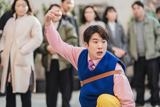 Chicken Nugget Ahn Jae-hong as Ko Baek-joong in Chicken Nugget Cr. Garage Lab/Netflix © 2024