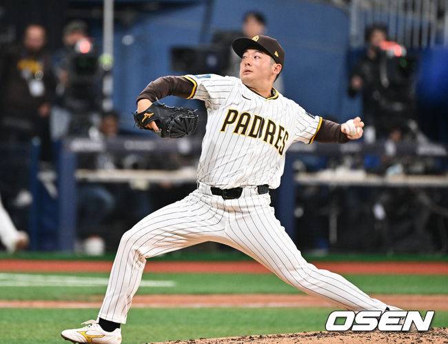 [OSEN=고척돔, 지형준 기자] 20일 오후 서울 고척스카이돔에서&nbsp;‘MLB 월드투어 서울 시리즈’&nbsp;LA 다저스와 샌디에이고 파드리스의 개막 경기가 열렸다. 6회초 1사에서 샌디에이고 파드리스 마쓰이 유키가 역투하고 있다. 2024.03.20 /jpnews@osen.co.kr