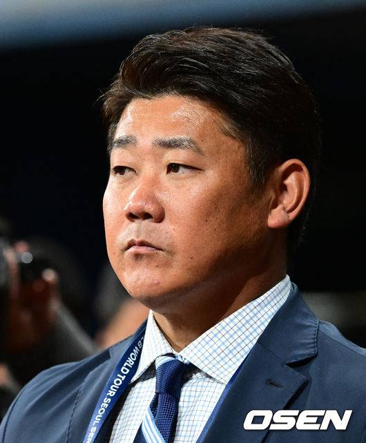 [OSEN=지형준 기자]마쓰자카 다이스케가 훈련을 지켜보고 있다. 2024.03.18 /jpnews@osen.co.kr