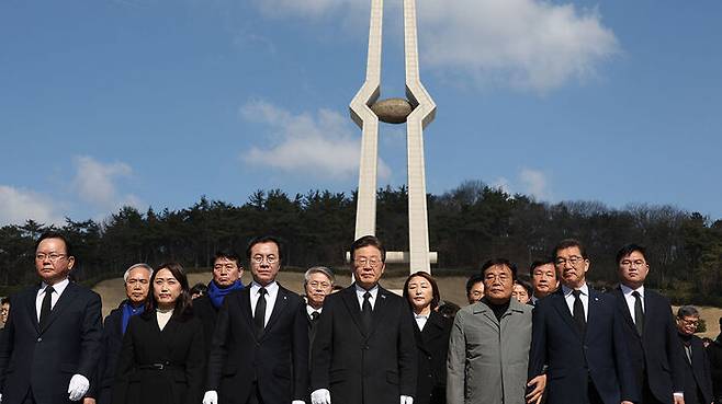 윤영덕 더불어민주연합 공동대표 등과 광주 국립5.18민주묘지를 참배한 뒤 걸어나오고 있는 더불어민주당 이재명 상임공동선대위원장