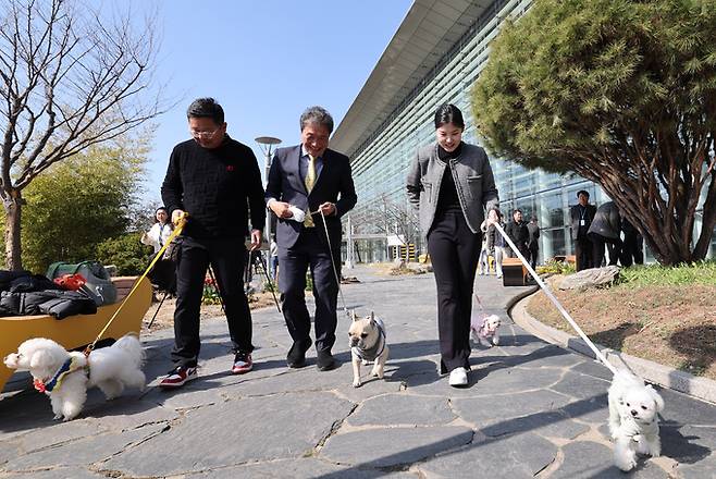 21일 인천국제공항 제1여객터미널에서 열린 애견편의시설 '펫가든' 및 '호텔링 카운터' 오픈 기념행사에서 이학재 인천국제공항공사 사장과 참석자들과 펫가든 산책을 하고 있다.
