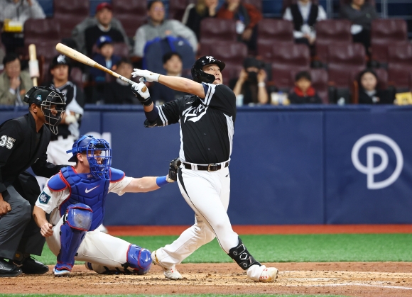 kt wiz 강백호가 18일 서울 고척스카이돔에서 열린 LA 다저스와의 미국프로야구 메이저리그(MLB) 서울시리즈와의 스페셜 경기에서 팀 코리아 소속으로 타격하고 있다. 연합뉴스