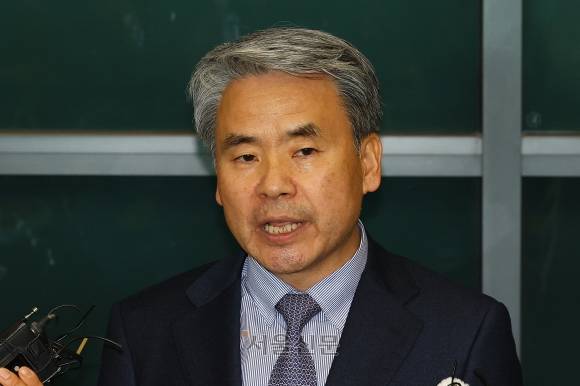 이종섭 귀국 - 이종섭 주호주 대사가 21일 오전 인천국제공항을 통해 귀국하며 취재진의 질문에 답하고 있다. 2024.3.21 도준석 전문기자