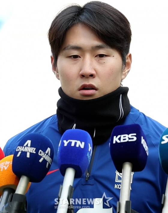 한국 축구 국가대표팀이 20일 오후 서울월드컵경기장에서 2026 FIFA 북중미 월드컵 2차예선 태국전을 대비해 훈련을 펼쳤다. 이강인이 훈련에 앞서 대국민 사과를 하고 있다. /상암=김진경 기자