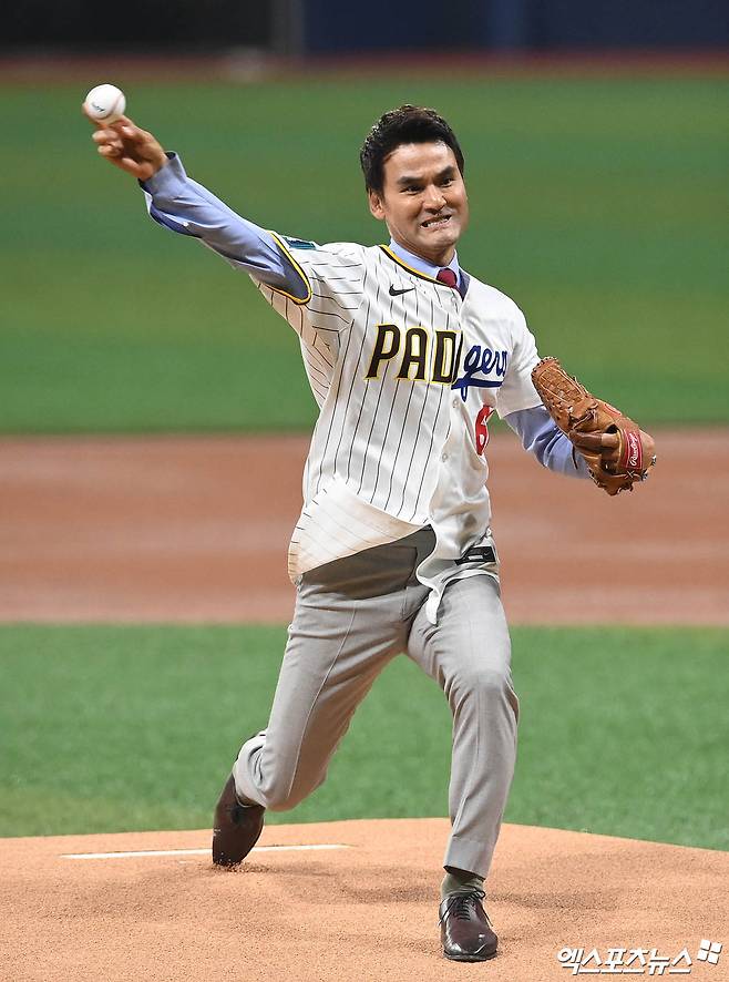 박찬호가 3월 20일 서울 고척스카이돔에서 열린 MLB 월드투어 서울시리즈 2024 개막전, LA 다저스와 샌디에이고 파드리스의 경기에 시구자로 나섰다. 사진 김한준 기자 박지영 기자