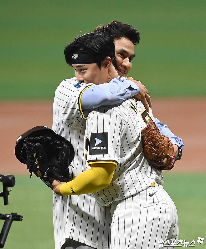 박찬호가 3월 20일 서울 고척스카이돔에서 열린 MLB 월드투어 서울시리즈 2024 개막전, LA 다저스와 샌디에이고 파드리스의 경기에 시구자로 나섰다. 시구를 마친 뒤 샌디에이고 김하성과 포옹했다. 사진 김한준 기자 박지영 기자