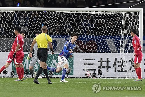 일본 축구대표팀은 21일 도쿄 국립경기장에서 열린 북한과의 2026 FIFA 북중미 월드컵 아시아 지역 2차 예선 B조 3차전에서 1-0으로 승리했다. 이날 승리로 일본은 아시아 지역 예선 3연승을 질주하며 B조 선두 자리를 지켰다. 전반 2분 다나카 아오가 선제골을 터트린 후 세리머니를 하고 있다. 연합뉴스