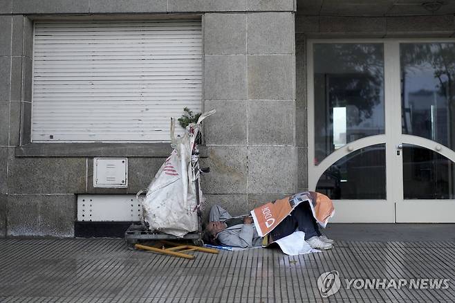 부에노스아이레스의 노숙인 (부에노스아이레스 AP=연합뉴스) 20일(현지시간) 아르헨티나 수도 부에노스아이레스에서 한 노숙인이 길거리에 누워 자고 있다. 2024.3.21