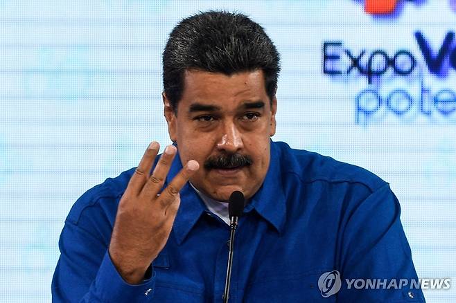 손가락 3개 펴 보이는 니콜라스 마두로 베네수엘라 대통령 [AFP 연합뉴스 자료사진. 재판매 및 DB 금지]