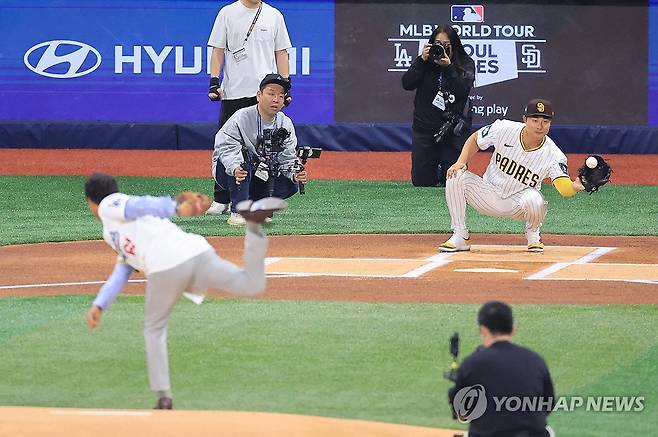 시구하는 박찬호 받아내는 김하성 (서울=연합뉴스) 박동주 기자 = 박찬호가 20일 서울 고척스카이돔에서 열린 2024년 미국프로야구 메이저리그(MLB) 정규시즌 개막전 로스앤젤레스 다저스와 샌디에이고 파드리스의 경기에 앞서 시구하자 김하성이 이 공을 받고 있다. 2024.3.20 [공동취재] pdj6635@yna.co.kr