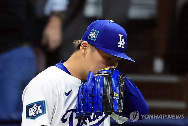 야마모토 요시노부, 악몽같은 MLB 데뷔전 (서울=연합뉴스) 류영석 기자 = 21일 서울 구로구 고척스카이돔에서 열린 2024 미국 메이저리그(MLB) 월드투어 서울시리즈 공식 개막전 샌디에이고 파드리스와 로스앤젤레스(LA) 다저스의 2차전 경기. 
    LA 다저스 선발 투수 야마모토 요시노부가 1회초 무사 주자 1, 2루, 샌디에이고 제이크 크로넨워스에게 2타점 3루타를 맞은 뒤 마운드로 향하고 있다. 2024.3.21 [공동취재] ondol@yna.co.kr