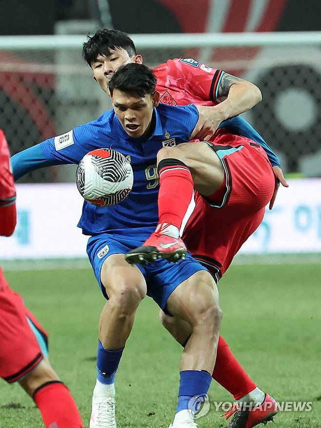 수비하는 김민재 (서울=연합뉴스) 최재구 기자 = 21일 서울월드컵경기장에서 열린 2026 북중미 월드컵 아시아 지역 2차 예선 C조 3차전 한국과 태국의 경기. 한국 김민재가 수비하고 있다. 2024.3.21 jjaeck9@yna.co.kr