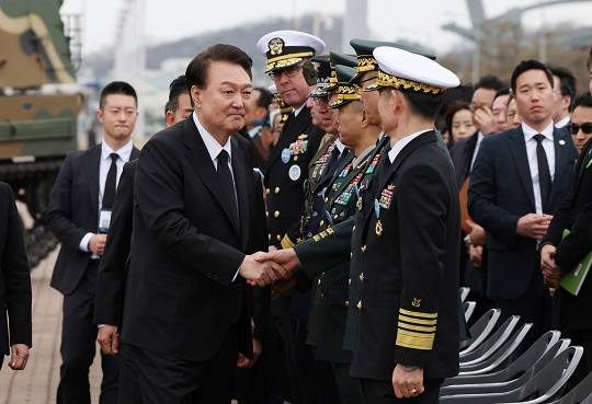 윤석열 대통령이 22일 경기도 평택 소재 해군 제2함대사령부에서 거행된 제9회 서해수호의날 기념식에 입장하며 참석 군 지휘부와 악수하고 있다. 사진=뉴시스