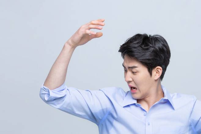 간혹가다 이유없이 손과 발, 겨드랑이에서 땀이 나면 무슨 문제가 생긴 게 아닌 지 걱정스러울 때가 있다.[사진=게티이미지뱅크]