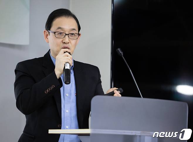 김재윤 로킷헬스케어 사장이 22일 오후 경기도 성남시 분당구 글로벌디지털혁신네트워크(GDIN)에서 열린 '반려동물 산업 육성 협의회' 제1회 IR 데이에서 기업 소개를 하고 있다. 이번 IR데이는 유망한 반려동물 스타트업을 발굴하고 투자 및 비즈니스 기회를 제공하는 한편 해외 진출까지 지원하기 위해 마련됐다. 2024.3.22/뉴스1 ⓒ News1 이재명 기자