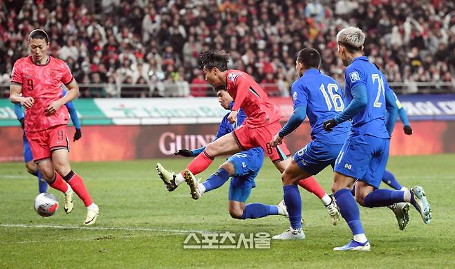 축구국가대표팀의 백승호(가운데)가 21일 서울월드컵경기장에서 열린 월드컵지역예선 태국과의 경기에서 슛을 하고 있다. 2024. 3. 21. 박진업 기자 upandup@sportsseoul.com