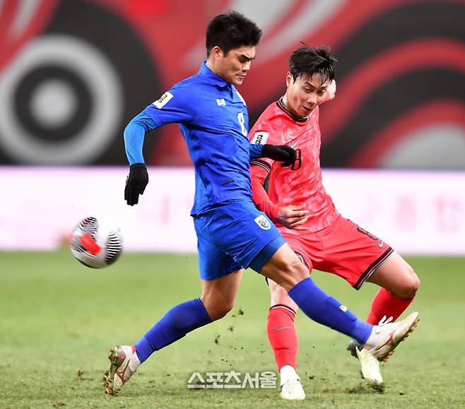 백승호가 21일 서울월드컵경기장에서 열린 2026 제23회 FIFA 북중미월드컵 아시아 예선 2라운드 C조 3차전 대한민국과 태국의 경기에서 수비를 따돌리며 패스를 하고  있다 . 2024.03.21상암 | 강영조기자 kanjo@sportsseoul.com