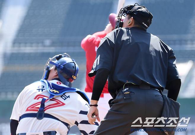 9일 부산 사직야구장에서 KBO리그 시범경기 롯데와 SSG의 경기가 열렸다. 이민호 심판이 주심을 맡고 있다. 자동 투구 판정 시스템(ABS)을 위해 착용한 장비들. 부산=송정헌 기자songs@sportschosun.com/2024.03.09/