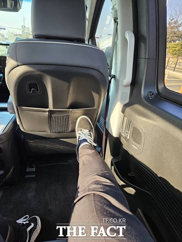 현대차 스타리아 하이브리드 2열에 앉아 다리를 쭉 뻗은 모습. 키 175cm 기자의 다리가 앞좌석에 닿지 않았다. /김태환 기자